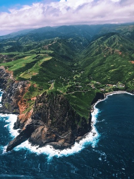 aerial view of Maui Island landscape to illustrate where the team provides window cleaning services